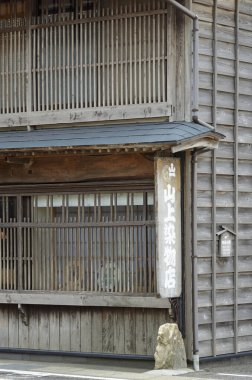 Köydeki eski geleneksel Japon mimarisi.