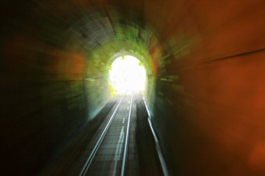 Kırsaldaki demiryolu tüneli.