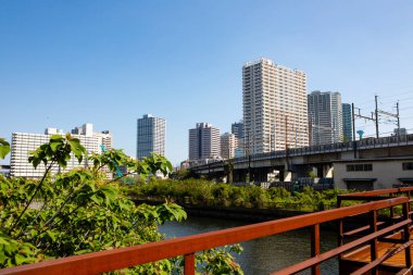 Güneşli bir günde modern şehrin mimarisi