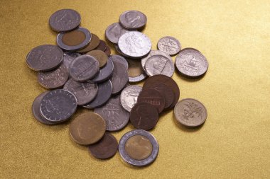 Tablo arkaplanındaki bitcoinler, kripto para birimi konsepti.