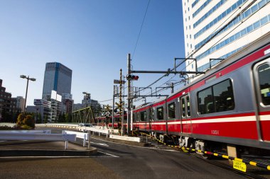 Tren gündüz vakti Japon şehrinde hareket ediyor. 