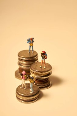 Madeni paralar ve minyatür insanlar, finansal konsept