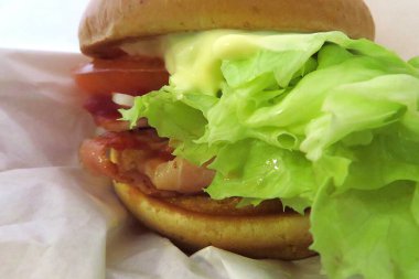 Hamburgeri domates ve marulla kapat. 