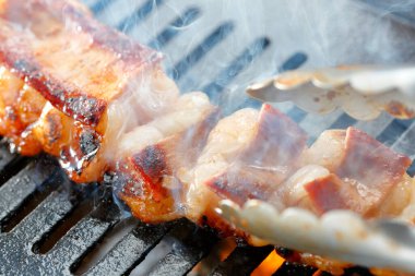 Izgarada domuz eti parçaları. 