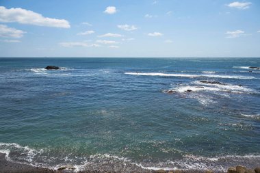 Deniz kıyısı ve gökyüzü güneşli bir günde 