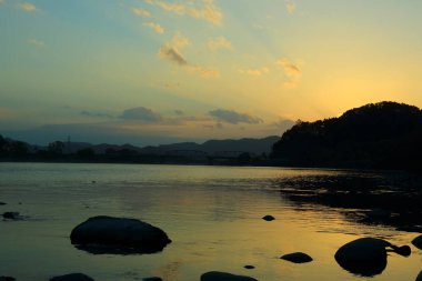 Gölün üzerinde güzel bir gün batımı
