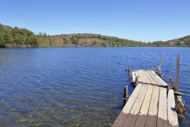 Gölün ortasında bir rıhtım.