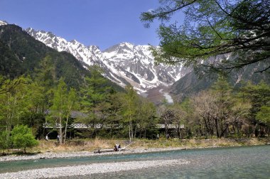 Karla kaplı dağın tepesinin güzel manzarası 