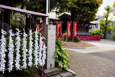 Japonya 'daki bir Inari türbesine yaklaştığını gösteren sayısız kırmızı bayrakla kaplı bir patika.. 