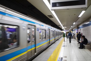 Tokyo, Japonya - Haziran 7, 2016: Tokyo metro istasyonunda kimliği belirsiz insanlar, Japonya