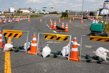 Turuncu trafik konileri gündüz inşaatı sırasında boş yolu kapatıyor