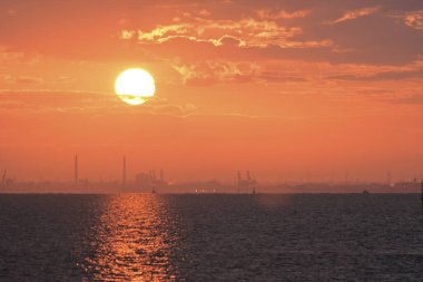 Denizin üzerinde gün batımı.