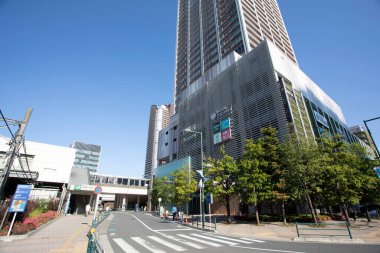 Güneşli bir günde modern şehir mimarisi. Mavi gökdelenlere karşı şehrin manzarası