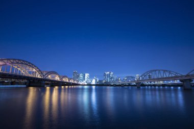 Gece şehrindeki aydınlık köprünün manzarası