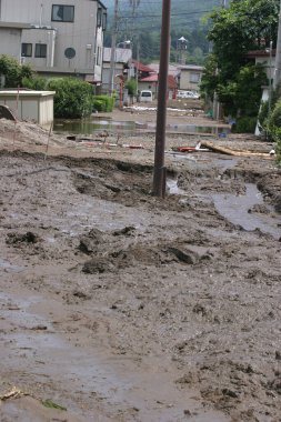 Şiddetli sel felaketinden sonra çamurlu cadde kentsel mahalleye zarar verdi