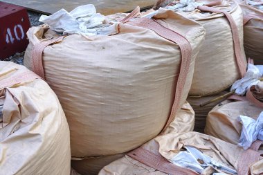 Fabrikada bir yığın kırmızı kese kağıdı var.