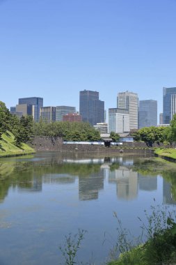 Tokyo İmparatorluk Sarayı 'ndaki Sakurada Kapısı, Tokyo, Japonya. Edo Kalesi 'nin kapısı ve arka planda modern şehir mimarisi 