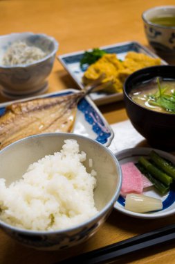 Geleneksel Asya yemeği bir restoran ortamında yakalandı