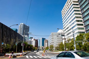 Güneşli bir günde modern şehrin mimarisi