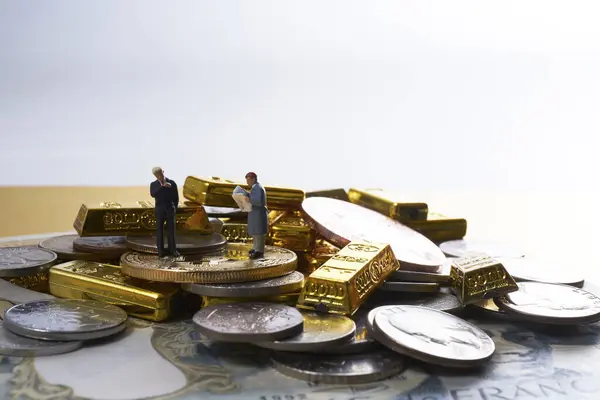 Para Altın Külçelerinin Üzerinde Duran Adamlarının Minyatür Figürleri — Stok fotoğraf