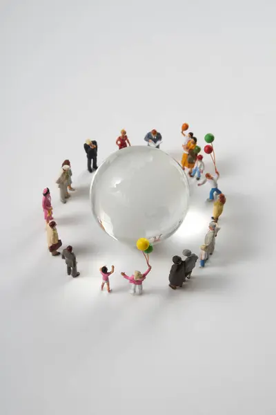 Мініатюрні Люди Статуетки Стоять Навколо Скла Земля Глобус Білому Тлі — стокове фото