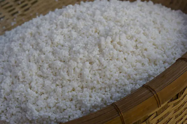 Hasır Sepette Beyaz Pirinç Yığını — Stok fotoğraf