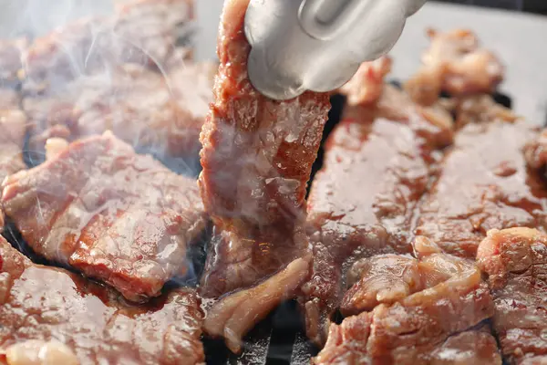 Barbecue Con Carne Alla Griglia Primo Piano — Foto Stock