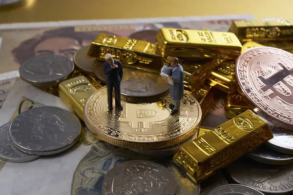 Figuras Miniatura Empresários Pilha Moedas Bitcoins Barras Ouro — Fotografia de Stock