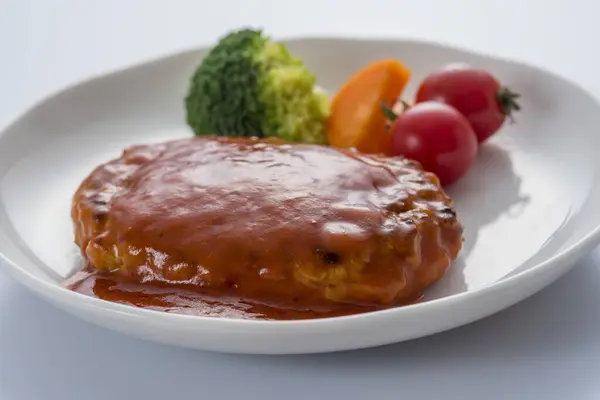 Stek Grilla Sosem Pomidorowym Warzywa — Zdjęcie stockowe