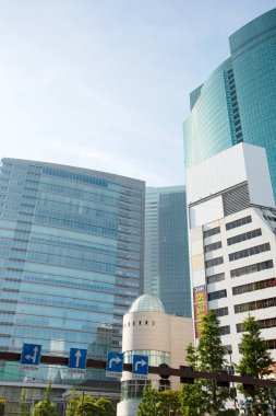 Güneşli bir günde modern şehir gökdelenlerinin manzarası 