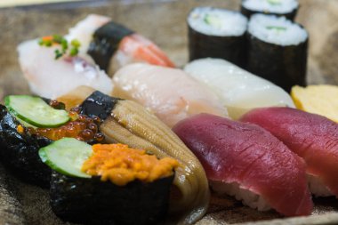 Japon suşi dürümlerine yakın çekim, yiyecek kavramı.