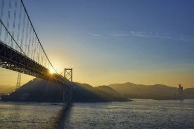 Gün batımında deniz köprüsünün güzel manzarası