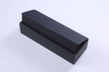 beyaz arkaplanda ince siyah hediye kutusu