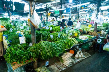 Yoğun yerel pazarda taze sebzeler sergileniyor