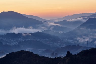 Gün doğumunda dağların güzel manzarası         