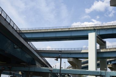 Yoğun trafiğin olduğu şehirde kavşak kavşağı. 