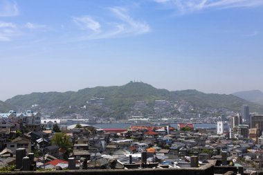 Bulutlu gökyüzü altında Japon şehrinin gündüz hava görüntüsü 