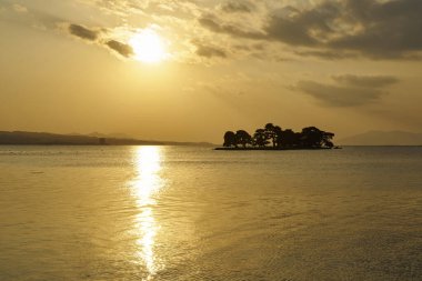 denizin üzerinde güzel günbatımı gökyüzü                