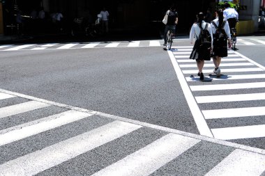 Şehirdeki asfalt yolun yakın görüntüsü