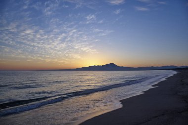 Deniz Sahil üzerinde güzel gün batımı     