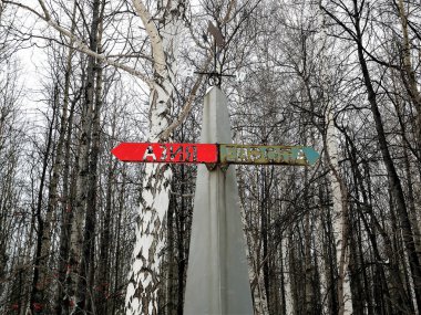 Parktaki yol tabelası.