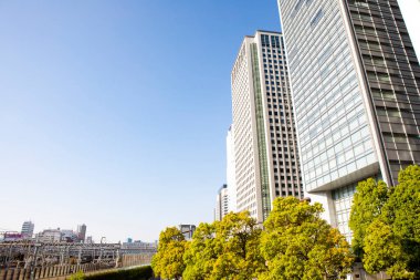 Güneşli bir günde modern şehir mimarisi