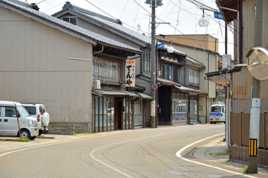 Köydeki eski geleneksel Japon mimarisi.