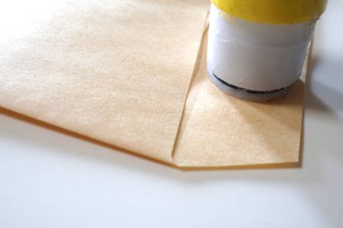 Yapıştırıcılı kağıt zarf.