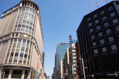 Güneşli bir günde şehrin gökdelenlerinin manzarası. Modern şehir mimarisi