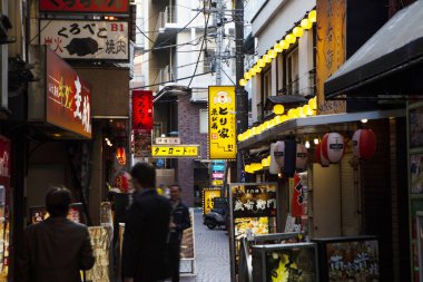 Japon şehrindeki sokak mimarisinin gündüz görünümü 