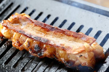 Izgara domuz eti ve barbekü. 