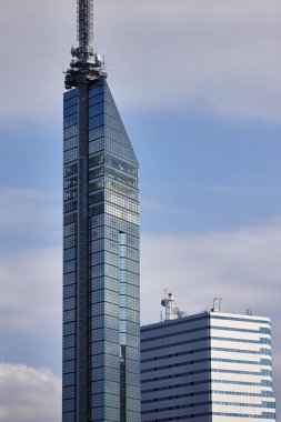 Mavi gökyüzü arka plan üzerinde gökdelenler