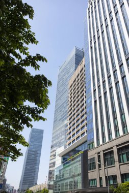 Güneşli bir günde şehrin modern binası