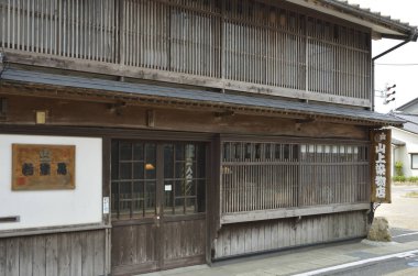 Köydeki eski geleneksel Japon mimarisi.